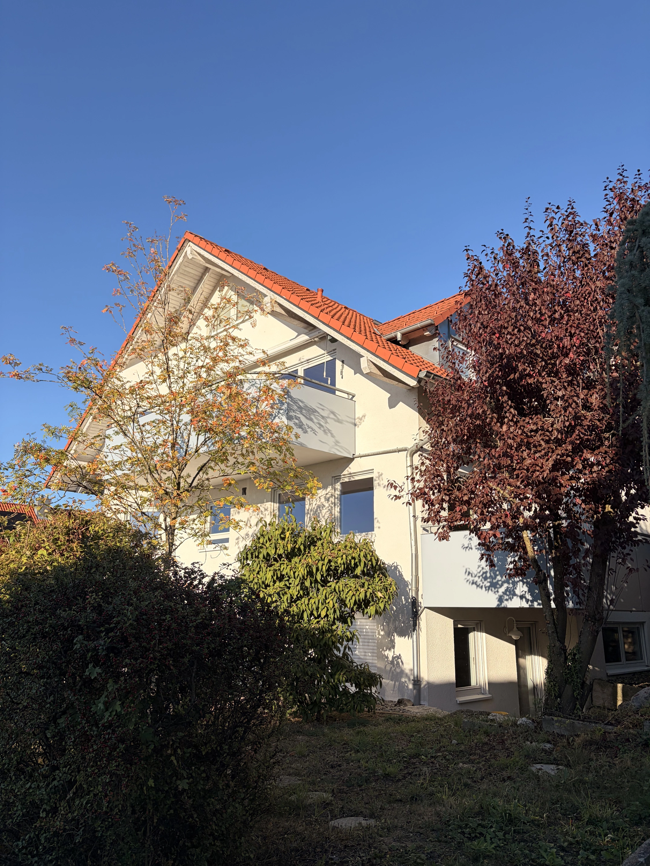 Charmanter Hauseingang und gepflegte Außenanlage im Grünen