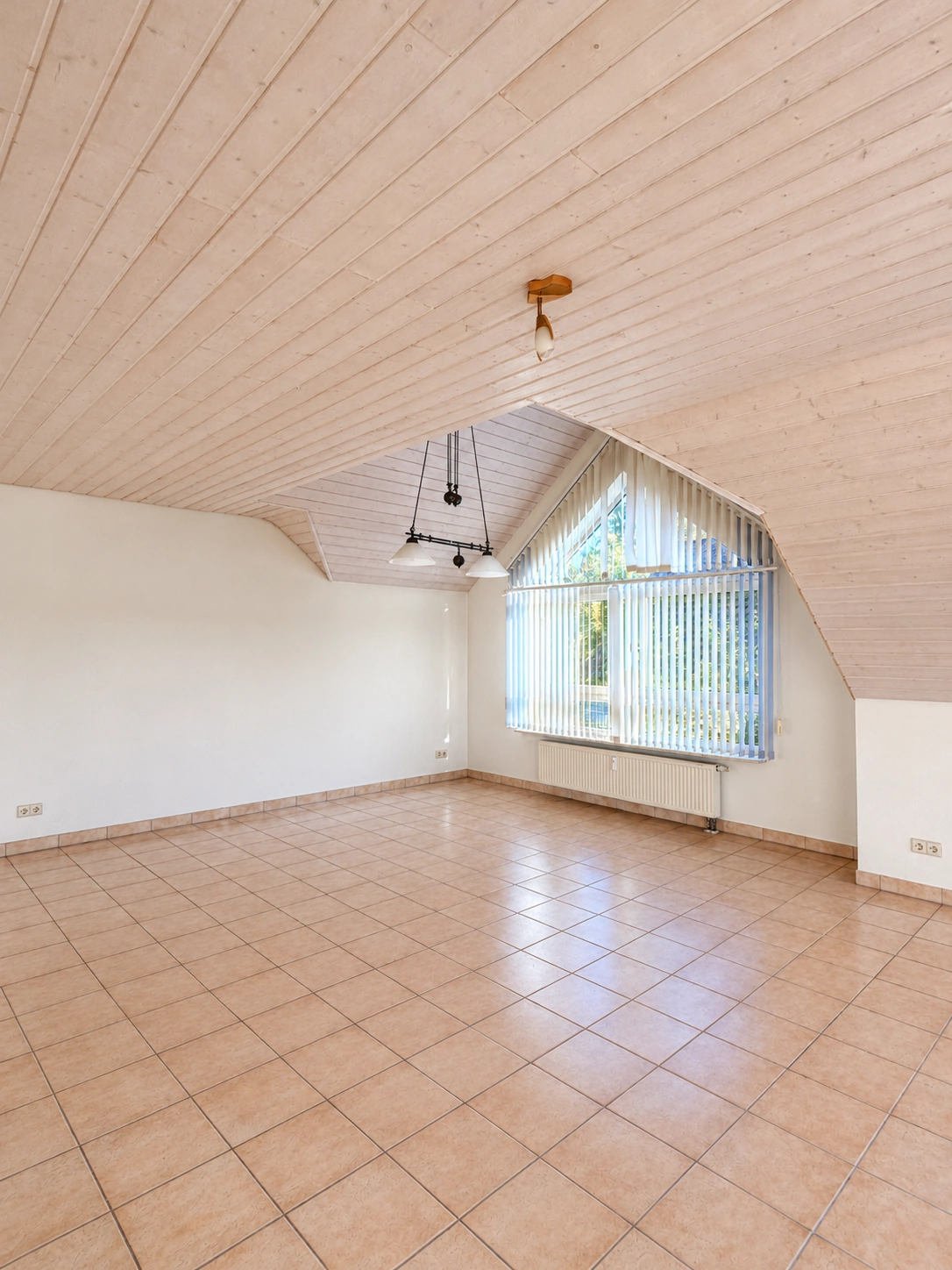 Großzügiger Wohnbereich mit imposanter Deckenhöhe und Holzdecken